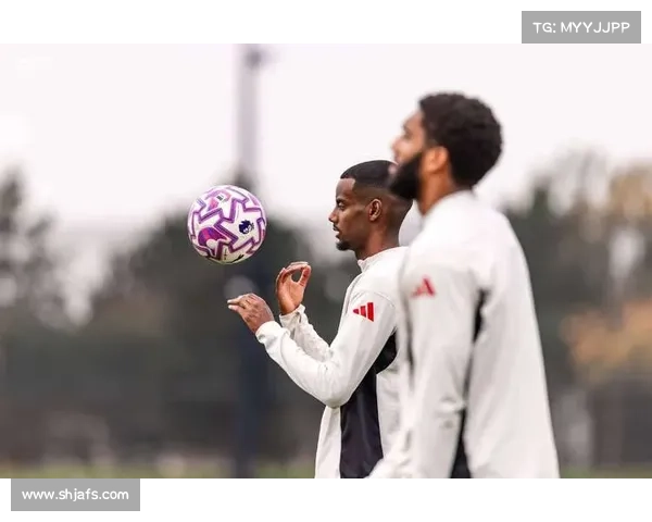 如何通过观察比赛细节分析萨拉赫在场上的位置变化与影响